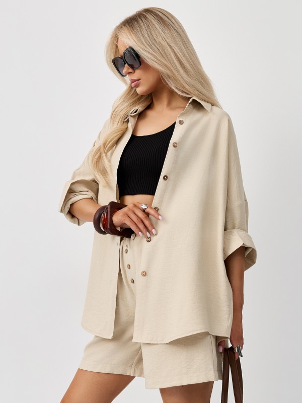 Летний костюм с шортами и с рубашкой бежевый